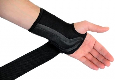 Novamed Comfort polsbrace aantrekken